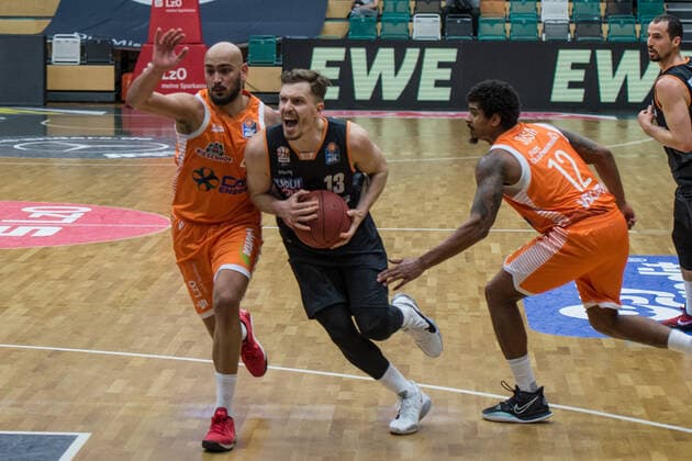 GER, Basketball, RASTA Vechta vs ratiopharm Ulm 13 03 2021, RASTA Dome, Vechta, GER, easy Credit BBL, RASTA Vechta vs ratiopharm Ulm, in picture Andreas OBST ratiopharm Ulm 13 Stefan PENO Rasta Vechta 4 Edgar SOSA Rasta Vechta 12 nordphotoxRojahn nph00310