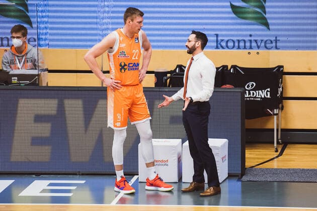 easyCredit BBL 23 Matchday RASTA Vechta vs ratiopharm ulm, 13 03 2021 Bjoern Thomas Rohwer RASTA Vechta, 22 , Thomas Paech RASTA Vechta, Head Coach easyCredit BBL 23 Matchday RASTA Vechta vs ratiopharm ulm on 13 03 2021 in Vechta RASTA Dome , Germany, Copyright: xBEAUTIFULxSPORTS Neddermannx
