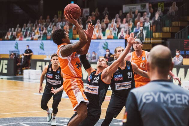 easyCredit BBL 23 Matchday RASTA Vechta vs ratiopharm ulm, 13 03 2021 Edgar Sosa RASTA Vechta, 12 , Thomas Klepeisz ratiopharm ulm, 22 , Dylan Osetkowski ratiopharm ulm, 21 easyCredit BBL 23 Matchday RASTA Vechta vs ratiopharm ulm on 13 03 2021 in Vechta RASTA Dome , Germany, Copyright: xBEAUTIFULxSPORTS Neddermannx