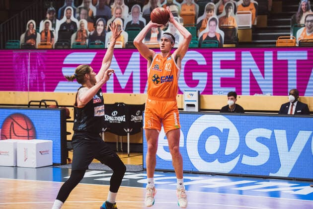 easyCredit BBL 23 Matchday RASTA Vechta vs ratiopharm ulm, 13 03 2021 Dylan Osetkowski ratiopharm ulm, 21 , Dennis Clifford RASTA Vechta, 42 easyCredit BBL 23 Matchday RASTA Vechta vs ratiopharm ulm on 13 03 2021 in Vechta RASTA Dome , Germany, Copyright: xBEAUTIFULxSPORTS Neddermannx