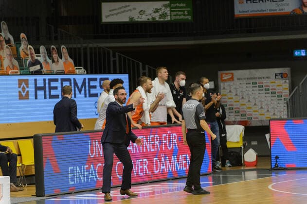 Thomas PÄCH PAECH Trainer Head Coach Rasta Vechta , Bench of Rasta Vechta Rasta Vechta vs ratiopharm Ulm, Basketball, easyCredit BBL Bundesliga, 13 03 2021, 23 Matchday, Season 2020 2021 Copyright xErikxHillmer EIBNERx EP ehr Rasta Vechta vs ratiopharm Ulm, Basketball, easyCredit BBL Bundesliga, 13 03 2021, 23 Matchday, Season 2020 2021 Vechta Copyright: xErikxHillmer EIBNERx EP_ehr