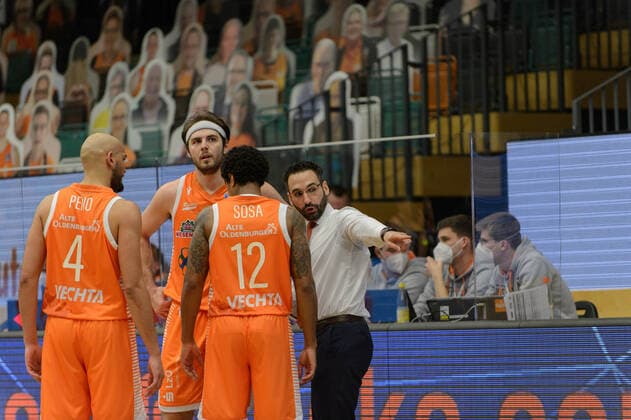 Stefan PENO 4 Rasta Vechta , Jesse HUNT 34 Rasta Vechta , Edgar SOSA 12 Rasta Vechta , Thomas PÄCH PAECH Trainer Head Coach Rasta Vechta Rasta Vechta vs ratiopharm Ulm, Basketball, easyCredit BBL Bundesliga, 13 03 2021, 23 Matchday, Season 2020 2021 Copyright xErikxHillmer EIBNERx EP ehr Rasta Vechta vs ratiopharm Ulm, Basketball, easyCredit BBL Bundesliga, 13 03 2021, 23 Matchday, Season 2020 2021 Vechta Copyright: xErikxHillmer EIBNERx EP_ehr