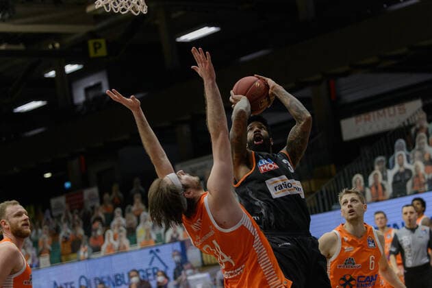 Jesse HUNT 34 Rasta Vechta , Cameron CLARK 3 ratiopharm ulm Rasta Vechta vs ratiopharm Ulm, Basketball, easyCredit BBL Bundesliga, 13 03 2021, 23 Matchday, Season 2020 2021 Copyright xErikxHillmer EIBNERx EP ehr Rasta Vechta vs ratiopharm Ulm, Basketball, easyCredit BBL Bundesliga, 13 03 2021, 23 Matchday, Season 2020 2021 Vechta Copyright: xErikxHillmer EIBNERx EP_ehr
