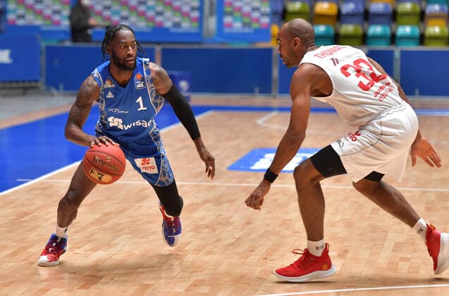 13 03 2021, xblx, Basketball BBL Bundesliga, Frankfurt Skyliners Giessen 46ers emspor, v l Matt Mobley Fraport Skyliners Frankfurt , Brandon Thomas Giessen 46ers DFL DFB REGULATIONS PROHIBIT ANY USE OF PHOTOGRAPHS as IMAGE SEQUENCES and or QUASI VIDEO Frankfurt am Main