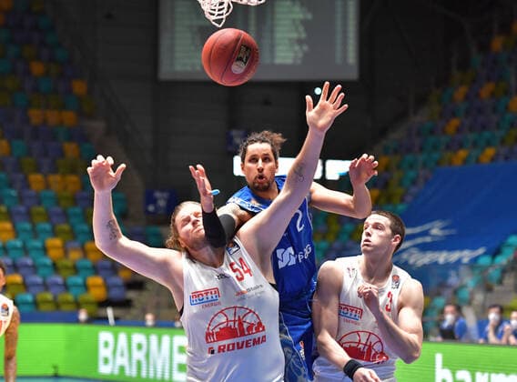 13 03 2021, xblx, Basketball BBL Bundesliga, Frankfurt Skyliners Giessen 46ers emspor, v l John Bryant Giessen 46ers , Michael Kessens Fraport Skyliners Frankfurt , Scottie James Jr Giessen 46ers DFL DFB REGULATIONS PROHIBIT ANY USE OF PHOTOGRAPHS as IMAGE SEQUENCES and or QUASI VIDEO Frankfurt am Main