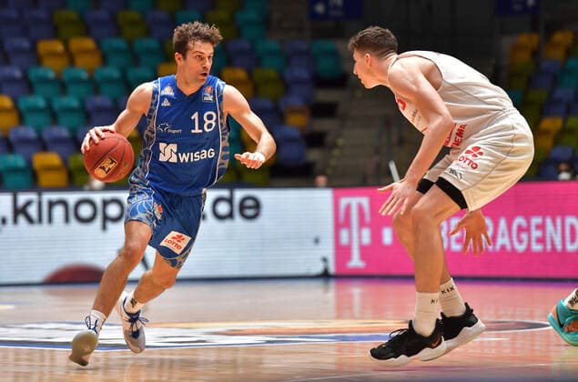 13 03 2021, xblx, Basketball BBL Bundesliga, Frankfurt Skyliners Giessen 46ers emspor, v l Joe Rahon Fraport Skyliners Frankfurt , Alen Pjanic Giessen 46ers DFL DFB REGULATIONS PROHIBIT ANY USE OF PHOTOGRAPHS as IMAGE SEQUENCES and or QUASI VIDEO Frankfurt am Main