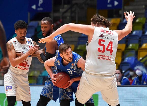 13 03 2021, xblx, Basketball BBL Bundesliga, Frankfurt Skyliners Giessen 46ers emspor, v l Diante Maurice Garrett Giessen 46ers , Kamari Murphy Fraport Skyliners Frankfurt , Jon Axel Gudmundsson Fraport Skyliners Frankfurt , John Bryant Giessen 46ers DFL DFB REGULATIONS PROHIBIT ANY USE OF PHOTOGRAPHS as IMAGE SEQUENCES and or QUASI VIDEO Frankfurt am Main