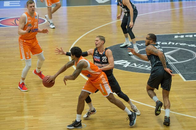GER, Basketball, RASTA Vechta vs ratiopharm Ulm 13 03 2021, RASTA Dome, Vechta, GER, easy Credit BBL, RASTA Vechta vs ratiopharm Ulm, in picture Edgar SOSA Rasta Vechta 12 Thomas KLEPEISZ ratiopharm Ulm 22 Björn Bjoern ROHWER Rasta Vechta 22 Isaiah WILKINS ratiopharm Ulm 11 nordphotoxRojahn nph00310