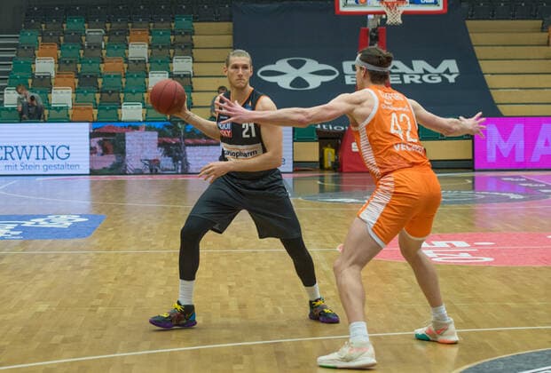 GER, Basketball, RASTA Vechta vs ratiopharm Ulm 13 03 2021, RASTA Dome, Vechta, GER, easy Credit BBL, RASTA Vechta vs ratiopharm Ulm, in picture Dylan OSETKOWSKI ratiopharm Ulm 21 Dennis CLIFFORD Rasta Vechta 42 nordphotoxRojahn nph00310