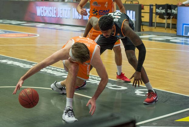 GER, Basketball, RASTA Vechta vs ratiopharm Ulm 13 03 2021, RASTA Dome, Vechta, GER, easy Credit BBL, RASTA Vechta vs ratiopharm Ulm, in picture Fight for the Ball Jesse HUNT Rasta Vechta 34 Aric HOLMAN ratiopharm Ulm 35 nordphotoxRojahn nph00310