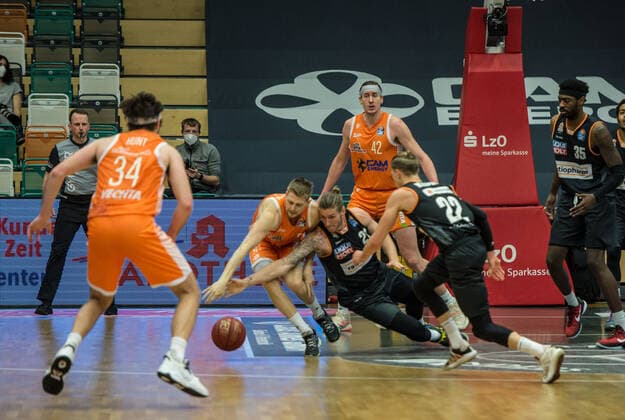GER, Basketball, RASTA Vechta vs ratiopharm Ulm 13 03 2021, RASTA Dome, Vechta, GER, easy Credit BBL, RASTA Vechta vs ratiopharm Ulm, in picture Tim HASBARGEN Rasta Vechta 6 Dylan OSETKOWSKI ratiopharm Ulm 21 nordphotoxRojahn nph00310
