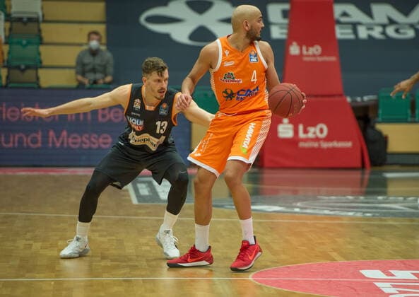 GER, Basketball, RASTA Vechta vs ratiopharm Ulm 13 03 2021, RASTA Dome, Vechta, GER, easy Credit BBL, RASTA Vechta vs ratiopharm Ulm, looking backwards in the picture Stefan PENO Rasta Vechta 4 Andreas OBST ratiopharm Ulm 13 nordphotoxRojahn nph00310