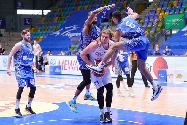 Fraport Skyliners JobStairs Giessen 46ers, easyCredit BBL John Bryant Giessen, 54 is prevented from throwing by Matt Mobley Fraport Skyliners, 1 and Len Adam Schoormann Fraport Skyliners, 6 Basketball match of the easyCredit BBL between Fraport Skyliners and JobStairs Giessen 46ers on 13 March 2021 at Fraport Arena in Frankfurt am Main , Frankfurt am Main Hesse Germany Fraport Arena