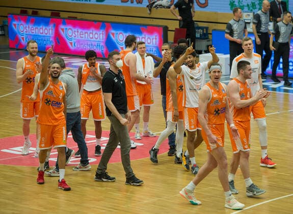 GER, Basketball, RASTA Vechta vs ratiopharm Ulm 13 03 2021, RASTA Dome, Vechta, GER, easy Credit BBL, RASTA Vechta vs ratiopharm Ulm, in the picture this is how winners look Dennis CLIFFORD Rasta Vechta 42 Will VORHEES Rasta Vechta 41 Jordan BARNETT Rasta Vechta 21 Martin KALU Rasta Vechta 7 Stefan PENO Rasta Vechta 4 Robin CHRISTEN Rasta Vechta 33 Jesse HUNT Rasta Vechta 34 Björn Bjoern ROHWER Rasta Vechta 22 nordphotoxRojahn nph00310