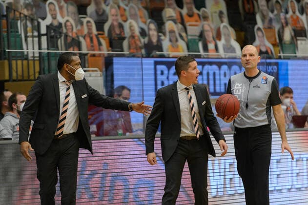 Tyron MCCOY Co Trainer Assistant Coach ratiopharm ulm , Jaka LAKOVIC Trainer Coach Headcoach ratiopharm ulm , Referee Rasta Vechta vs ratiopharm Ulm, Basketball, easyCredit BBL Bundesliga, 13 03 2021, 23 Matchday, Season 2020 2021 Copyright xErikxHillmer EIBNERx EP ehr Rasta Vechta vs ratiopharm Ulm, Basketball, easyCredit BBL Bundesliga, 13 03 2021, 23 Matchday, Season 2020 2021 Vechta Copyright: xErikxHillmer EIBNERx EP_ehr