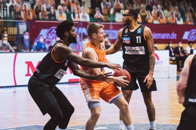easyCredit BBL 23 Matchday RASTA Vechta vs ratiopharm ulm, 13 03 2021 Cameron Clark ratiopharm ulm, 3 , Tim Hasbargen RASTA Vechta, 6 , Isaiah Wilkins ratiopharm ulm, 11 easyCredit BBL 23 Matchday RASTA Vechta vs ratiopharm ulm on 13 03 2021 in Vechta RASTA Dome , Germany, Copyright: xBEAUTIFULxSPORTS Neddermannx