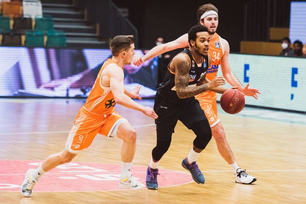 easyCredit BBL 23 Matchday RASTA Vechta vs ratiopharm ulm, 13 03 2021 Jannes Hundt RASTA Vechta, 20 , Troy Caupain ratiopharm ulm, 23 , Jesse Johannes Hunt RASTA Vechta, 34 easyCredit BBL 23 Matchday RASTA Vechta vs ratiopharm ulm on 13 03 2021 in Vechta RASTA Dome , Germany, Copyright: xBEAUTIFULxSPORTS Neddermannx