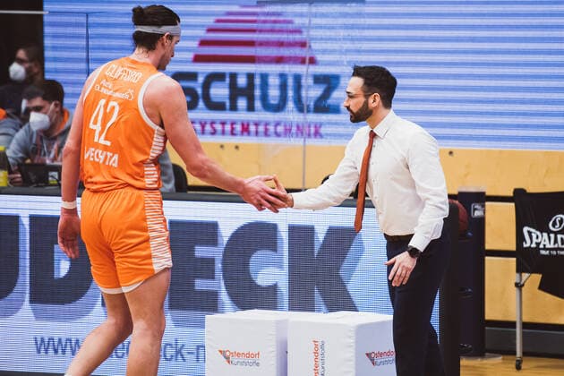 easyCredit BBL 23 Matchday RASTA Vechta vs ratiopharm ulm, 13 03 2021 Dennis Clifford RASTA Vechta, 42 , Thomas Paech RASTA Vechta, Head Coach easyCredit BBL 23 Matchday RASTA Vechta vs ratiopharm ulm on 13 03 2021 in Vechta RASTA Dome , Germany, Copyright: xBEAUTIFULxSPORTS Neddermannx