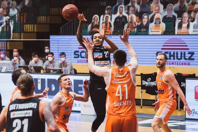 easyCredit BBL 23 Matchday RASTA Vechta vs ratiopharm ulm, 13 03 2021 Troy Caupain ratiopharm ulm, 23 , Jannes Hundt RASTA Vechta, 20 , Will Vorhees RASTA Vechta, 41 easyCredit BBL 23 Matchday RASTA Vechta vs ratiopharm ulm on 13 03 2021 in Vechta RASTA Dome , Germany, Copyright: xBEAUTIFULxSPORTS Neddermannx