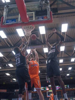 GER, Basketball, RASTA Vechta vs ratiopharm Ulm 13 03 2021, RASTA Dome, Vechta, GER, easy Credit BBL, RASTA Vechta vs ratiopharm Ulm, in picture Will VORHEES Rasta Vechta 41 Troy CAUPAIN ratiopharm Ulm 23 Aric HOLMAN ratiopharm Ulm 35 nordphotoxRojahn nph00310