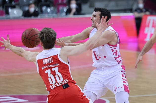 GER, Easycredit BBL, Telekom Baskets Bonn vs Brose Bamberg 13 03 2021, Telekom Dome, Bonn, GER, Easycredit BBL, Telekom Baskets Bonn vs Brose Bamberg, in picture Anthony DiLeo Telekom Bonn 11 , in duel against Bennet Hundt Brose Bamberg 33 , nordphotoxGmBHx xMeuter nph00351