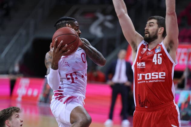 GER, Easycredit BBL, Telekom Baskets Bonn vs Brose Bamberg 13 03 2021, Telekom Dome, Bonn, GER, Easycredit BBL, Telekom Baskets Bonn vs Brose Bamberg, pictured Alex Hamilton Telekom Bonn 0 , one-on-one against David Kravish Brose Bamberg 45 , nordphotoxGmBHx xMeuter nph00351