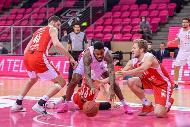 easyCredit BBL, Telekom Baskets Bonn vs Brose Bamberg, 13 03 2021 James Thompson IV Telekom Baskets Bonn, 3, center in duel with David Kravish Brose Bamberg, 45 and Christian Sengfelder Brose Bamberg, 43 , easyCredit BBL, Telekom Baskets Bonn vs Brose Bamberg on 13 03 2021 at Telekom Dome, Bonn Nordrhein Westfalen Copyright: xBEAUTIFULxSPORTS Mueller-Laschetx