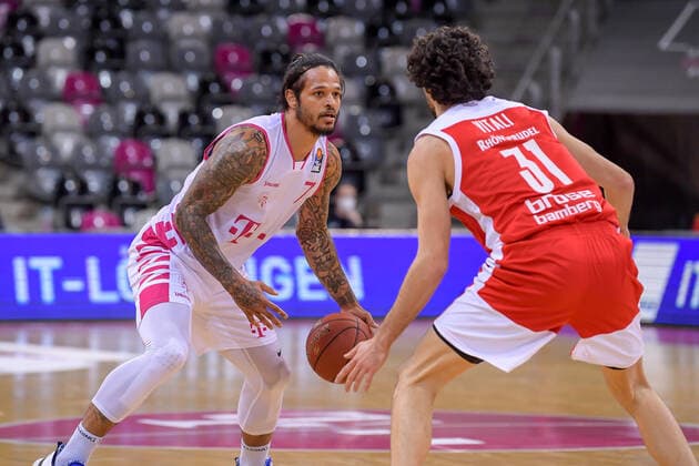 easyCredit BBL, Telekom Baskets Bonn vs Brose Bamberg, 13 03 2021 Chris Babb Telekom Baskets Bonn, 7, left in a duel with Michele Vitali Brose Bamberg, 31 , easyCredit BBL, Telekom Baskets Bonn vs Brose Bamberg on 13 03 2021 at Telekom Dome, Bonn Nordrhein Westfalen Copyright: xBEAUTIFULxSPORTS Mueller-Laschetx