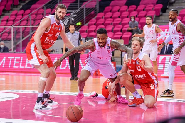 easyCredit BBL, Telekom Baskets Bonn vs Brose Bamberg, 13 03 2021 James Thompson IV Telekom Baskets Bonn, 3, center in duel with David Kravish Brose Bamberg, 45 and Christian Sengfelder Brose Bamberg, 43 , easyCredit BBL, Telekom Baskets Bonn vs Brose Bamberg on 13 03 2021 at Telekom Dome, Bonn Nordrhein Westfalen Copyright: xBEAUTIFULxSPORTS Mueller-Laschetx
