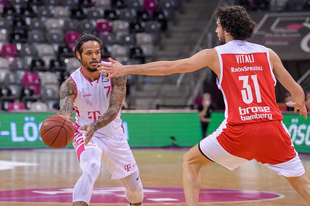 easyCredit BBL, Telekom Baskets Bonn vs Brose Bamberg, 13 03 2021 Chris Babb Telekom Baskets Bonn, 7, left in a duel with Michele Vitali Brose Bamberg, 31 , easyCredit BBL, Telekom Baskets Bonn vs Brose Bamberg on 13 03 2021 at Telekom Dome, Bonn Nordrhein Westfalen Copyright: xBEAUTIFULxSPORTS Mueller-Laschetx