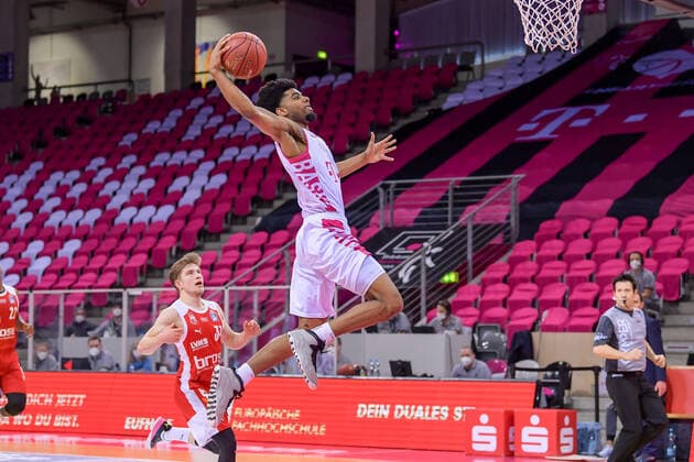 easyCredit BBL, Telekom Baskets Bonn vs Brose Bamberg, 13 03 2021 Jalen Hudson Telekom Baskets Bonn, 6 sets up at the basket, easyCredit BBL, Telekom Baskets Bonn vs Brose Bamberg on 13 03 2021 at Telekom Dome, Bonn North Rhine-Westphalia Copyright: xBEAUTIFULxSPORTS Mueller-Laschetx