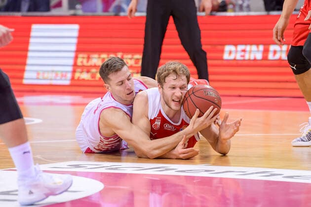 easyCredit BBL, Telekom Baskets Bonn vs Brose Bamberg, 13 03 2021 Strahinja Micovic Telekom Baskets Bonn, 4, left in a duel with Christian Sengfelder Brose Bamberg, 43 on the ground, easyCredit BBL, Telekom Baskets Bonn vs Brose Bamberg on 13 03 2021 at the Telekom Dome, Bonn North Rhine Westphalia Copyright: xBEAUTIFULxSPORTS Mueller-Laschetx