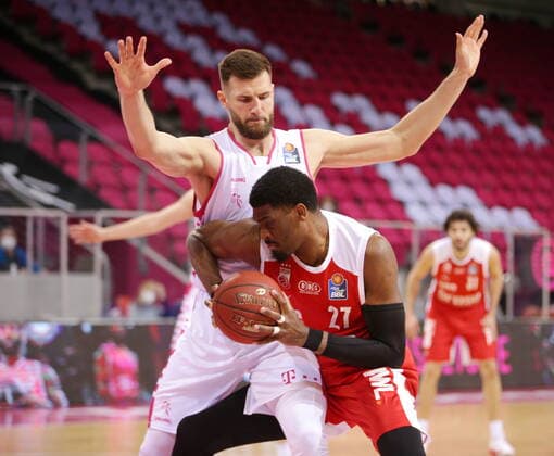 Leon Kratzer Telekom Baskets Bonn vs Shevon Thompson Brose Bamberg easyCredit BBL 1 Bundesliga , Season 2020 2021 , Matchday 23