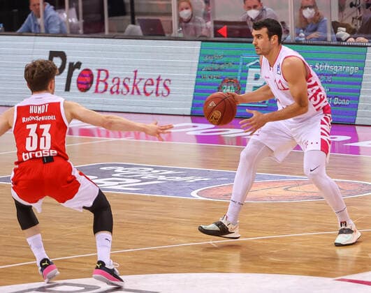 Anthony Dileao Bonn 11 and Bennet Hundt Bamberg 33 , Telekom Baskets Bonn vs Brose Bamberg, Basketball, 1 Easy Credit Bundesliga, 23 Matchday, 13 03 2021, Telekom Baskets Bonn vs Brose Bamberg, Basketball, 1 Easy Credit Bundesliga, 23 Matchday, 13 03 2021 Bonn Copyright: xJoergxNiebergall Eibner-Pressefox EP_JNL