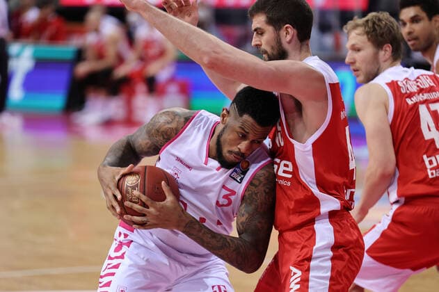 GER, Easycredit BBL, Telekom Baskets Bonn vs Brose Bamberg 13 03 2021, Telekom Dome, Bonn, GER, Easycredit BBL, Telekom Baskets Bonn vs Brose Bamberg, in picture James Thompson Telekom Bonn 3 , in duel against David Kravish Brose Bamberg 45 , nordphotoxGmBHx xMeuter nph00351