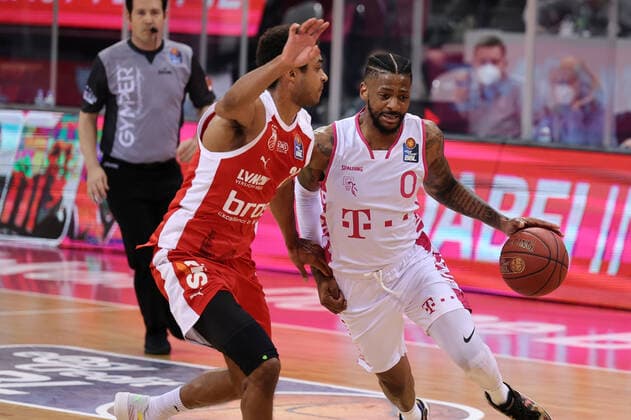 GER, Easycredit BBL, Telekom Baskets Bonn vs Brose Bamberg 13 03 2021, Telekom Dome, Bonn, GER, Easycredit BBL, Telekom Baskets Bonn vs Brose Bamberg, pictured Alex Hamilton Telekom Bonn 0 , one-on-one against Kenneth Ogbe Brose Bamberg 25 , nordphotoxGmBHx xMeuter nph00351