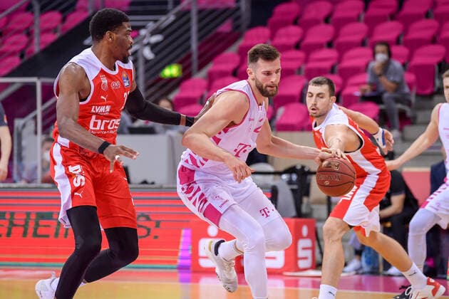 easyCredit BBL, Telekom Baskets Bonn vs Brose Bamberg, 13 03 2021 Leon Kratzer Telekom Baskets Bonn, 21, right in a duel with Shevon Thompson Brose Bamberg, 27 , easyCredit BBL, Telekom Baskets Bonn vs Brose Bamberg on 13 03 2021 at Telekom Dome, Bonn Nordrhein Westfalen Copyright: xBEAUTIFULxSPORTS Mueller-Laschetx
