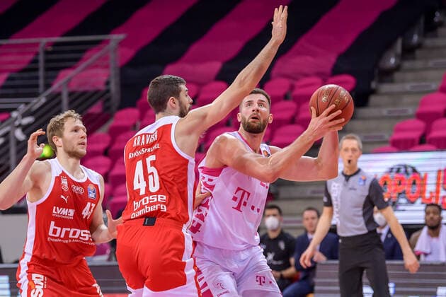 easyCredit BBL, Telekom Baskets Bonn vs Brose Bamberg, 13 03 2021 Leon Kratzer Telekom Baskets Bonn, 21, right in a duel with David Kravish Brose Bamberg, 45 , easyCredit BBL, Telekom Baskets Bonn vs Brose Bamberg on 13 03 2021 at Telekom Dome, Bonn Nordrhein Westfalen Copyright: xBEAUTIFULxSPORTS Mueller-Laschetx