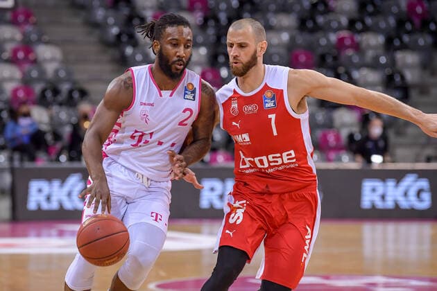 easyCredit BBL, Telekom Baskets Bonn vs Brose Bamberg, 13 03 2021 Xavier Pollard Telekom Baskets Bonn, 2, left in a duel with Alex Ruoff Brose Bamberg, 7 , easyCredit BBL, Telekom Baskets Bonn vs Brose Bamberg on 13 03 2021 at Telekom Dome, Bonn Nordrhein Westfalen Copyright: xBEAUTIFULxSPORTS Mueller-Laschetx