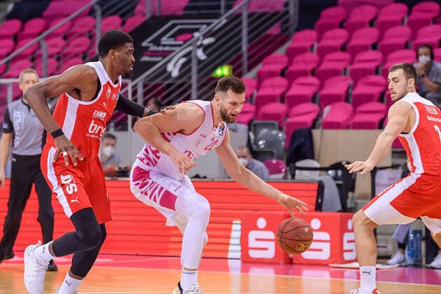 easyCredit BBL, Telekom Baskets Bonn vs Brose Bamberg, 13 03 2021 Leon Kratzer Telekom Baskets Bonn, 21, right in a duel with Shevon Thompson Brose Bamberg, 27 , easyCredit BBL, Telekom Baskets Bonn vs Brose Bamberg on 13 03 2021 at Telekom Dome, Bonn Nordrhein Westfalen Copyright: xBEAUTIFULxSPORTS Mueller-Laschetx