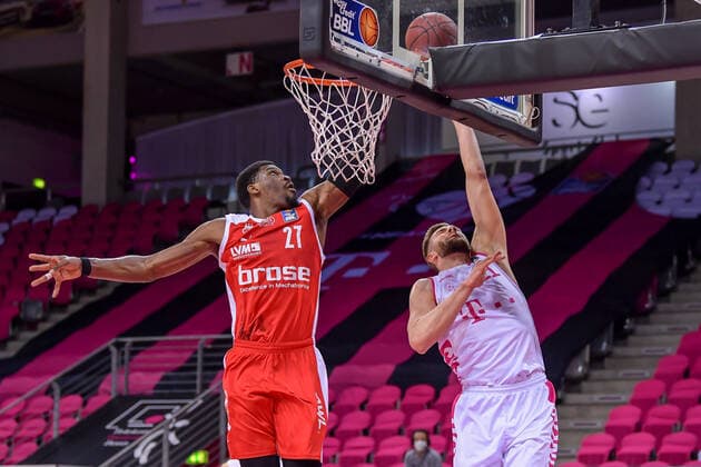 easyCredit BBL, Telekom Baskets Bonn vs Brose Bamberg, 13 03 2021 Leon Kratzer Telekom Baskets Bonn, 21, right, gets the better of Shevon Thompson Brose Bamberg, 27 at the basket, easyCredit BBL, Telekom Baskets Bonn vs Brose Bamberg on 13 03 2021 at Telekom Dome, Bonn Nordrhein Westfalen Copyright: xBEAUTIFULxSPORTS Mueller-Laschetx