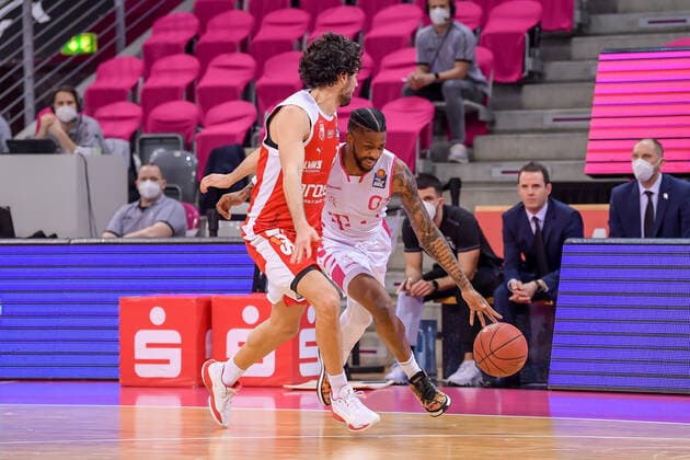 easyCredit BBL, Telekom Baskets Bonn vs Brose Bamberg, 13 03 2021 Alex Hamilton Telekom Baskets Bonn, 0, right in a duel with Michele Vitali Brose Bamberg, 31 , easyCredit BBL, Telekom Baskets Bonn vs Brose Bamberg on 13 03 2021 at Telekom Dome, Bonn Nordrhein Westfalen Copyright: xBEAUTIFULxSPORTS Mueller-Laschetx