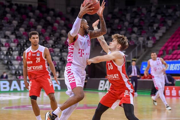 easyCredit BBL, Telekom Baskets Bonn vs Brose Bamberg, 13 03 2021 Alex Hamilton Telekom Baskets Bonn, 0, left in a duel with Bennet Hundt Brose Bamberg, 33 , easyCredit BBL, Telekom Baskets Bonn vs Brose Bamberg on 13 03 2021 at Telekom Dome, Bonn Nordrhein Westfalen Copyright: xBEAUTIFULxSPORTS Mueller-Laschetx