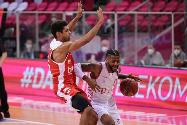 GER, Easycredit BBL, Telekom Baskets Bonn vs Brose Bamberg 13 03 2021, Telekom Dome, Bonn, GER, Easycredit BBL, Telekom Baskets Bonn vs Brose Bamberg, pictured Alex Hamilton Telekom Bonn 0 , one-on-one against Kenneth Ogbe Brose Bamberg 25 , nordphotoxGmBHx xMeuter nph00351