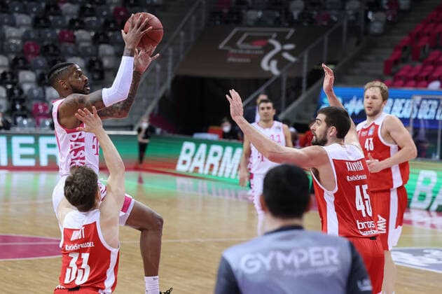 GER, Easycredit BBL, Telekom Baskets Bonn vs Brose Bamberg 13 03 2021, Telekom Dome, Bonn, GER, Easycredit BBL, Telekom Baskets Bonn vs Brose Bamberg, pictured Alex Hamilton Telekom Bonn 0 , one-on-one against David Kravish Brose Bamberg 45 , nordphotoxGmBHx xMeuter nph00351