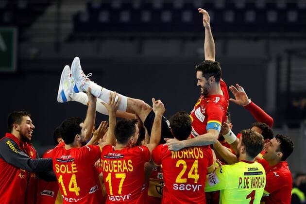 Sport Bilder des Tages Spain s Raul Entrerrios (C) reacts after becoming the player with most games played in the national team, Nationalteam at the end of the international handball friendly game between Spain and Argentina held at WiZink Center arena, in Madrid, central Spain, 13 March 2021. Spain vs Argentina !ACHTUNG: NUR REDAKTIONELLE NUTZUNG!  Copyright: xMariscalx GRAF4512 20210313-637512695528788236
