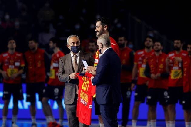 Spain s Raul Entrerrios (C) receives a jersey after becoming the player with most games played in the national team, Nationalteam at the end of the international handball friendly game between Spain and Argentina held at WiZink Center arena, in Madrid, central Spain, 13 March 2021. Spain vs Argentina !ACHTUNG: NUR REDAKTIONELLE NUTZUNG!  Copyright: xMariscalx GRAF4511 20210313-637512696754907403