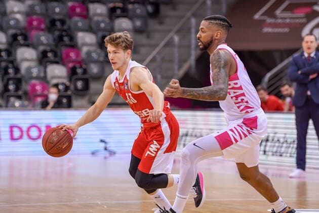 easyCredit BBL, Telekom Baskets Bonn vs Brose Bamberg, 13 03 2021 Bennet Hundt Brose Bamberg, 33, left in a duel with Alex Hamilton Telekom Baskets Bonn, 0 , easyCredit BBL, Telekom Baskets Bonn vs Brose Bamberg on 13 03 2021 at Telekom Dome, Bonn Nordrhein Westfalen Copyright: xBEAUTIFULxSPORTS Mueller-Laschetx
