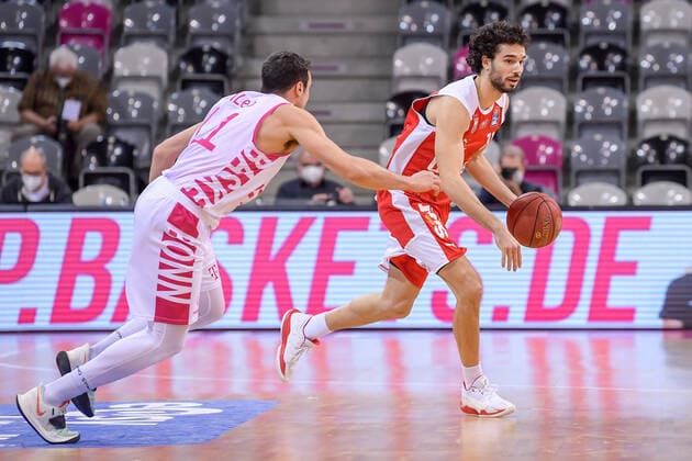 easyCredit BBL, Telekom Baskets Bonn vs Brose Bamberg, 13 03 2021 Michele Vitali Brose Bamberg, 31, right in a duel with Anthony DiLeo Telekom Baskets Bonn, 11 , easyCredit BBL, Telekom Baskets Bonn vs Brose Bamberg on 13 03 2021 at the Telekom Dome, Bonn Nordrhein Westfalen Copyright: xBEAUTIFULxSPORTS Mueller-Laschetx