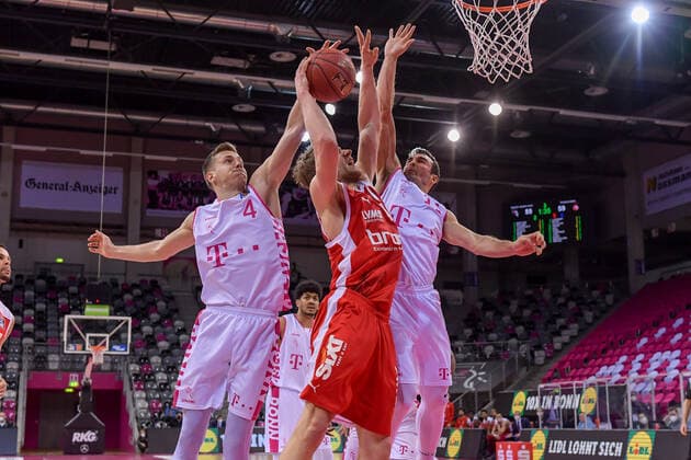 easyCredit BBL, Telekom Baskets Bonn vs Brose Bamberg, 13 03 2021 Christian Sengfelder Brose Bamberg, 43, center cant overcome Bonns Strahinja Micovic Telekom Baskets Bonn, 4 and Anthony DiLeo Telekom Baskets Bonn, 11 under the basket, easyCredit BBL, Telekom Baskets Bonn vs Brose Bamberg on 13 03 2021 at Telekom Dome, Bonn North Rhine-Westphalia Copyright: xBEAUTIFULxSPORTS Mueller-Laschetx